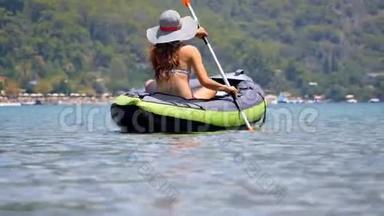 年轻女子在海上皮划艇。