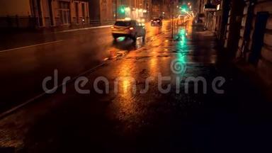 雨夜。 红绿灯。 城市里的雨夜。 交通灯的反射