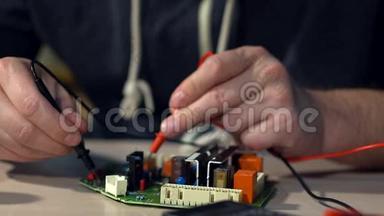 电气用电压表测试修理电子设备