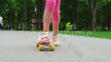 小女孩在公园的路上<strong>玩滑板</strong>