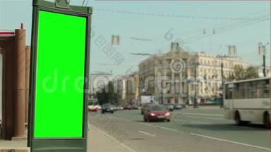 广告牌靠近城市的一条有绿色屏幕的道路。