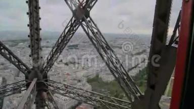 请注意电梯内的<strong>上升</strong>到埃菲尔铁塔——在法国巴黎的电梯<strong>上升</strong>时，铁围梁通过摄像头