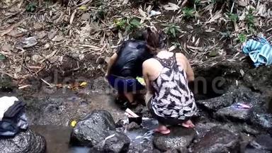 菲律宾农村<strong>社区</strong>缺乏公共供水系统公用<strong>设施</strong>，迫使这些妇女甚至在污染的河流中洗澡和洗澡