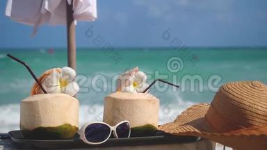 热带新鲜的椰子鸡尾酒在海滩咖啡馆中装饰<strong>了</strong>花、帽子、<strong>雨</strong>伞和太阳镜，并带<strong>来了</strong>变化