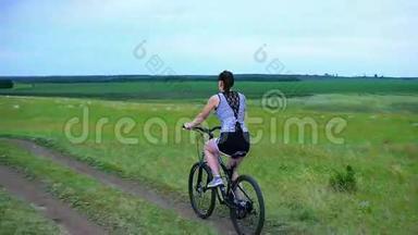 美丽的年轻女子骑自行车穿越乡村小径向日葵田农场生活<strong>生态农业</strong>农村环境