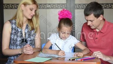 爸爸妈妈称赞她的女儿一年级做家庭作业