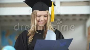 一名持有高等教育文凭并微笑的毕业生
