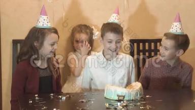 在生日聚会上照顾孩子。 朋友们在生日蛋糕上灌满了脸