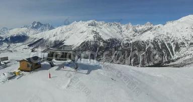 冬季天气晴朗的时候，用缆车进行滑雪场的空中勘测