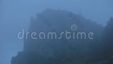 薄雾中的古石堡，可怕的气氛，奇怪的古老哥特式建筑