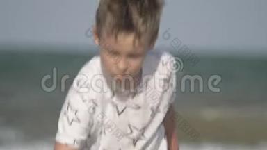 小孩在<strong>海边玩沙子</strong>