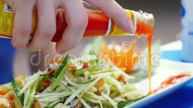 泰国菜沙拉，<strong>蔬菜</strong>缓慢地倒入辣椒酱。 1920x1080