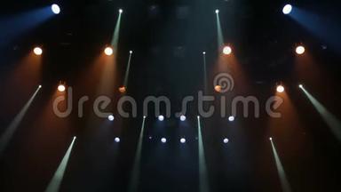 泛光灯，头部，扫描仪，演出期间剧院舞台上的戏剧烟雾.. 照明设备