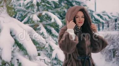 穿着棕色皮<strong>毛大衣</strong>的布鲁内特女孩刷着冬天散步时的慢动作