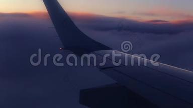 从飞机窗口黎明