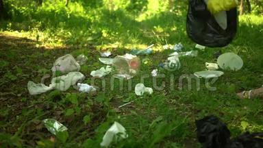 志愿者在<strong>暑期</strong>公园捡拾塑料垃圾.. 生态概念