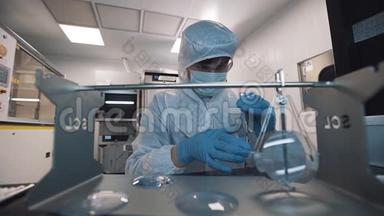 科学家在实验室将放大镜放在专用金属支架上