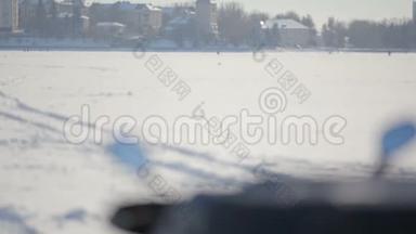 冰冻湖上的雪车。 冬季城市背景下雪地摩托仪表板的视图。