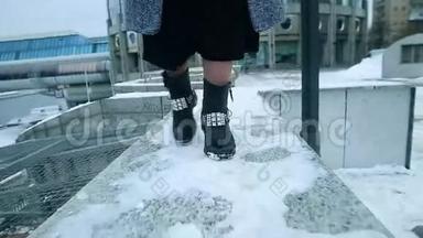穿靴子在雪地里跳舞的女孩