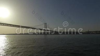 里斯本塔古斯河上的一座具有冲击力的大桥-4月25日的大桥又称萨拉扎大桥