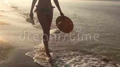女孩的腿<strong>走路</strong>，海滨。