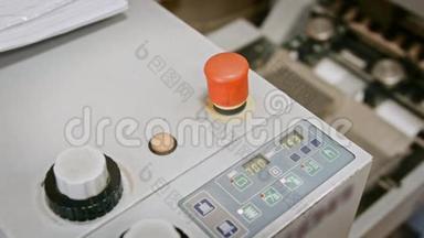 印刷测谎仪工业用折叠机.红色按钮和输送机