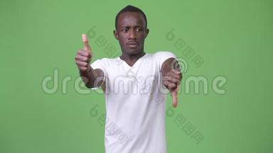 年轻<strong>迷茫</strong>的非洲男人在竖起大拇指和竖起大拇指之间做出选择
