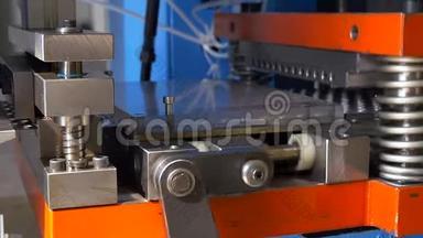 工厂慢运动工业数控机床上金属管的制造。