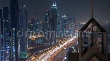 阿联酋迪拜，迪拜，奢华的迪拜城市，夜晚繁忙的摩天大楼和高速公路