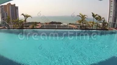 豪华热带酒店内美丽清爽的蓝色泳池水.. 阳光明媚的手掌。 操作摄像机