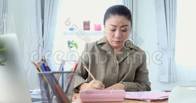 4张亚洲妇女为支付账单而努力工作的K像