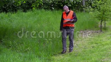 园林经理在质量不好的割草机附近写信