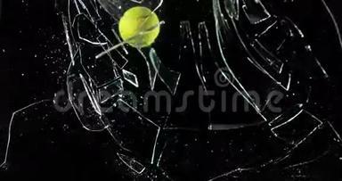 网球破玻璃片与黑色背景