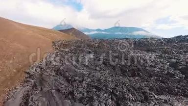 飞过火山的熔岩.. 有火山爆发的地方的游客。