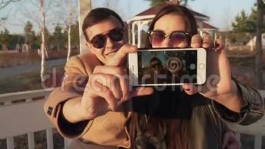 爱的情侣在大街上自拍iphone股票视频