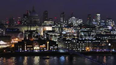 商务中心城市景观与河泰晤士河在伦敦，<strong>英国夜间</strong>。