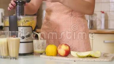 女<strong>家庭</strong>主妇在厨房用水果和榨汁机准备做新鲜果汁。 健康<strong>饮食</strong>、烹饪