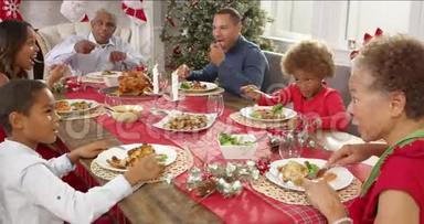 大家庭成员围桌而坐，一起享用<strong>圣诞大餐</strong>