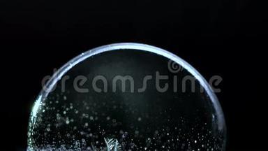 冰冻的泡泡里面飘着雪花，寒假的背景，
