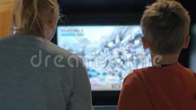 母亲和儿子在玩游戏机