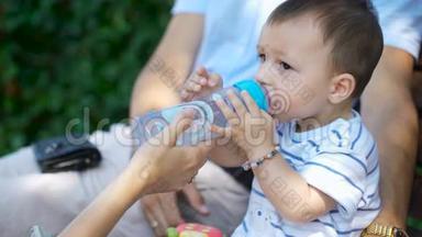 孩子用瓶子里的<strong>水解渴</strong>。