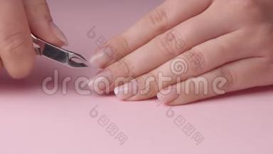 为自己做指甲的贴身女人手上的粉红色