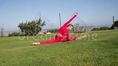 穿着红色乳胶服装的金发女郎正在做瑜伽练习。