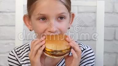 儿童吃快餐，儿童在餐厅吃汉堡，女孩喝果汁