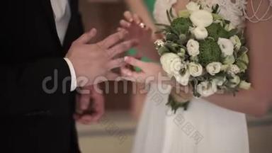 新娘将一枚金<strong>婚戒</strong>指贴在新郎`手指上。 新郎新娘的结<strong>婚戒</strong>指和手