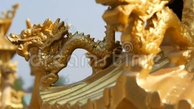 寺庙建筑群中的中国龙的金像。 中国寺庙的装饰和装饰