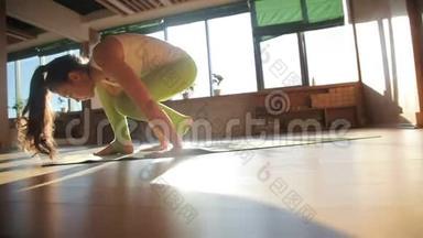 一位30岁的私人教练在瑜伽工作室做体式运动