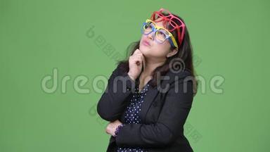 成熟美丽的亚洲女商人戴着许多眼镜，以此<strong>作为</strong>一个有趣的概念