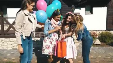朋友祝贺生日女孩生日快乐，送给她礼物和气球