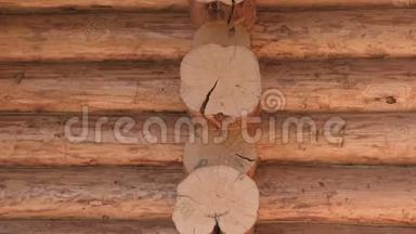 原木墙上的切碎原木在原木屋。